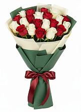 Букет Микс из красных и белых роз в Новоизобильном