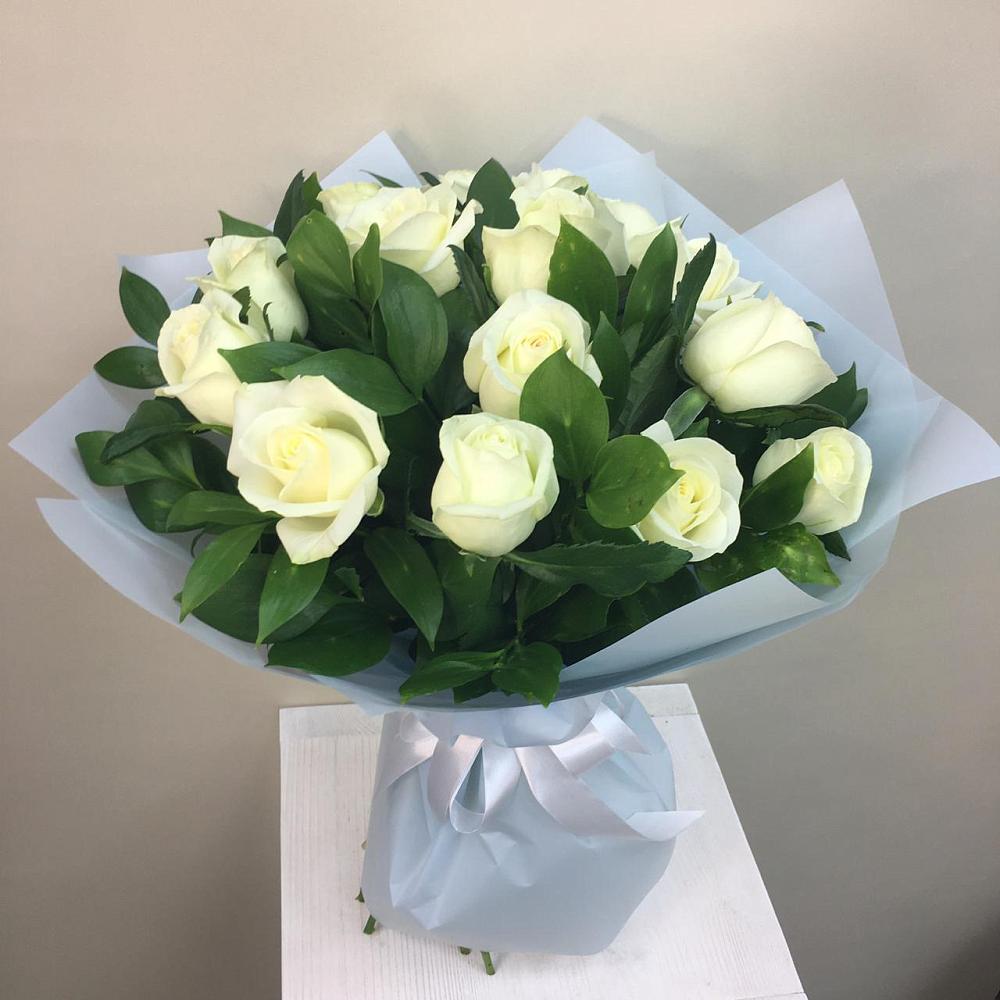 Букет 15 Белых роз Проуд в Новоизобильном