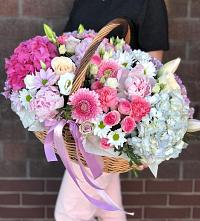 Цветочная композиция из Розы, Хризантемы, Пионы и Лизиантусы в корзине #REPLACE_PRED# Новоизобильном