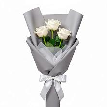Букет 3 белые розы в Новоизобильном
