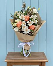 Букет цветов из:  Альстромерии, Лизиантусы, Розы и Хризантемы в Новоизобильном