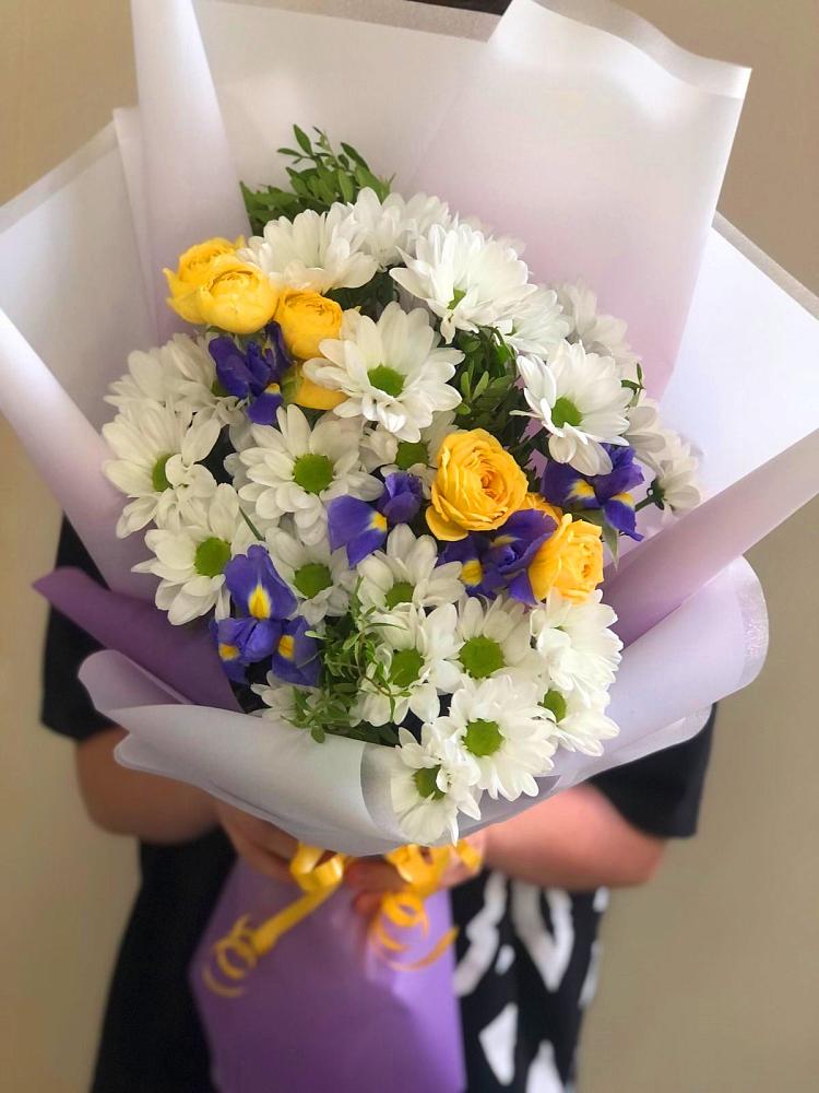 Букет цветов из: Ирисы, Хризантемы и Розы в Новоизобильном