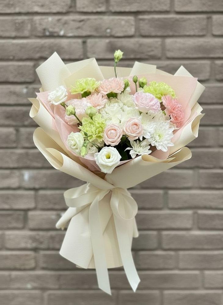 Букет цветов из: Гвоздики, Розы, Лизиантусы и Хризантемы в Новоизобильном