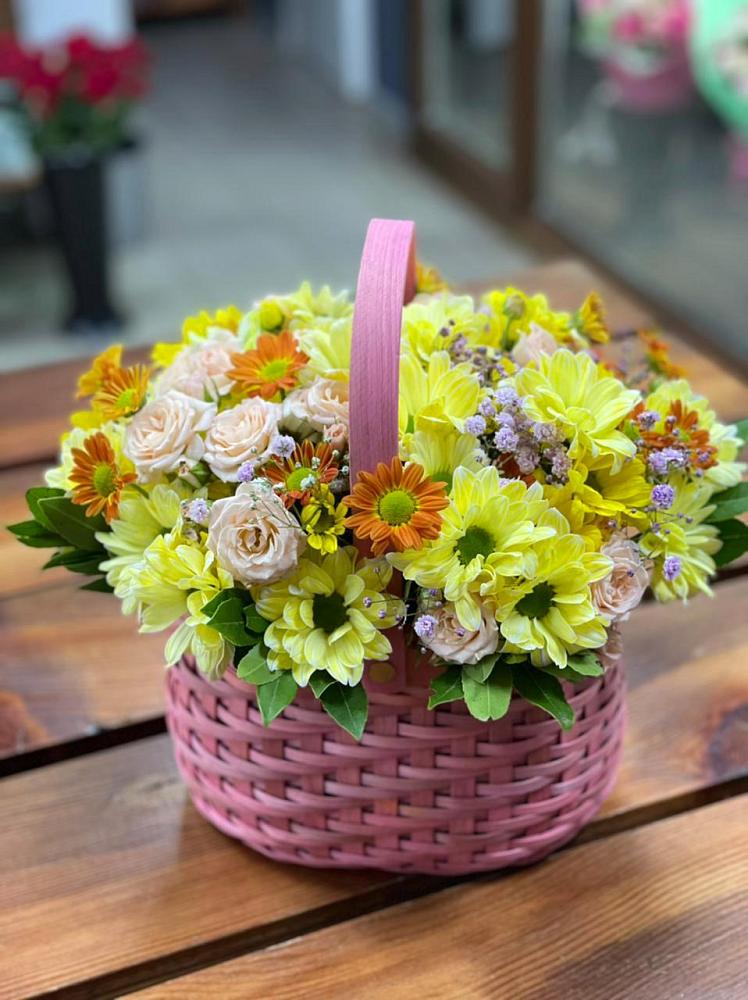 Цветочная композиция из Хризантемы и Розы в корзине в Новоизобильном