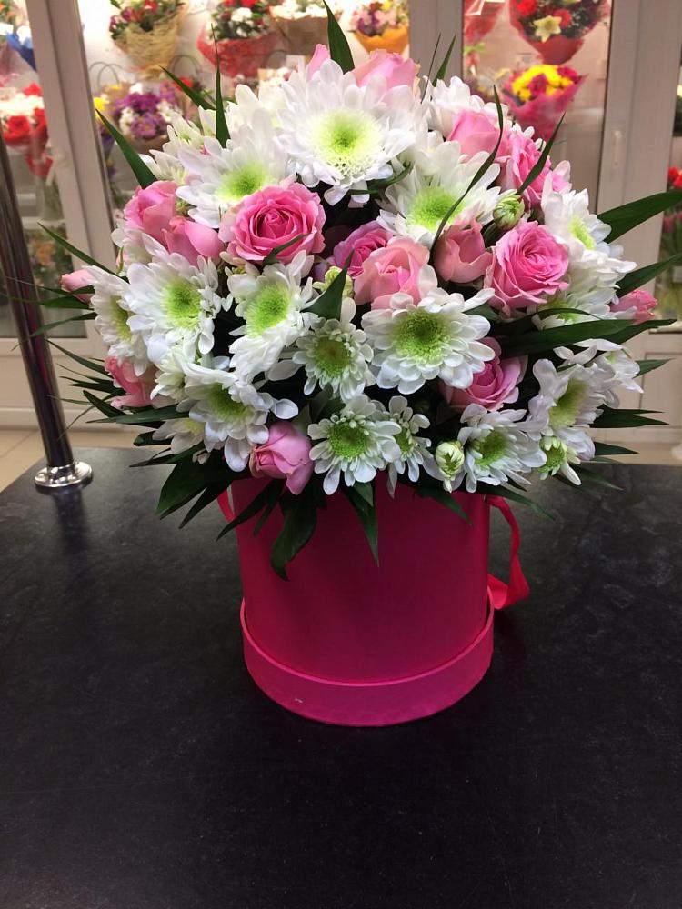 Цветочная композиция из Розы и Хризантемы в шляпной коробке в Новоизобильном