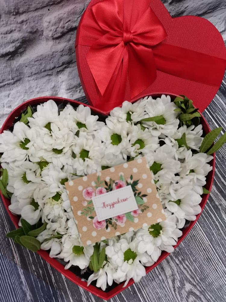 Цветочная композиция из Хризантемы в виде сердца в Новоизобильном