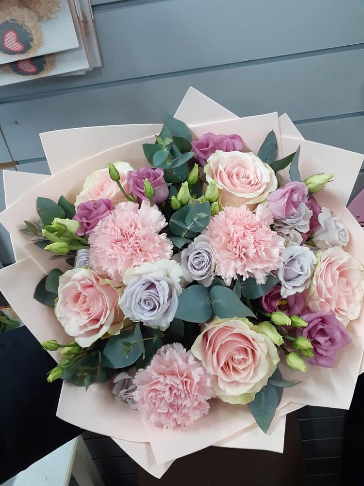 Букет цветов из: Розы, Гвоздики и Лизиантусы в Новоизобильном