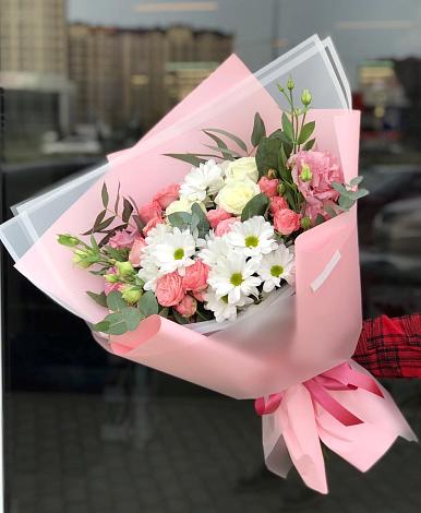 Букет цветов из: Розы, Лизиантусы и Хризантемы в Новоизобильном